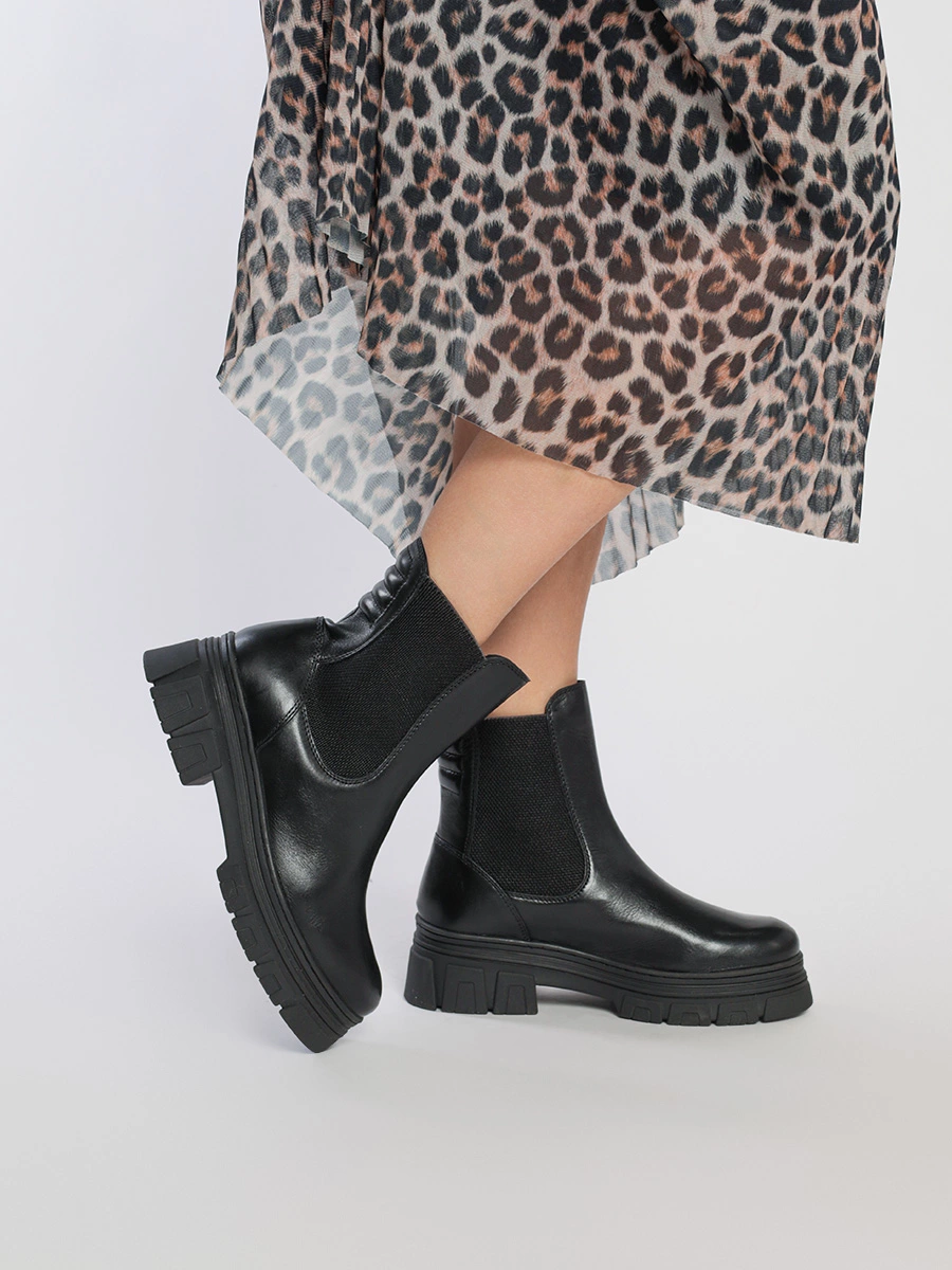 Ботинки-челси черного цвета с эластичными вставками
